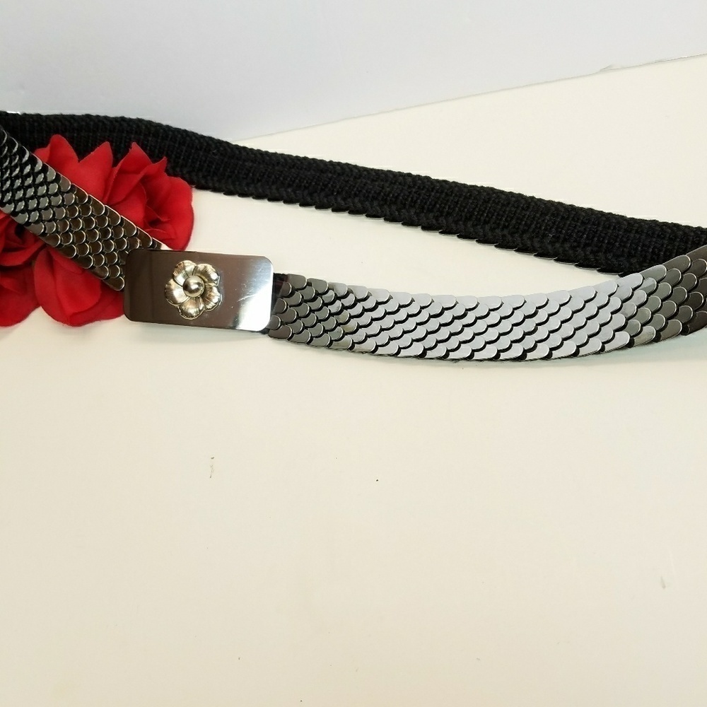 Vintage Statement Silver Fish Scale Skinny Stretch Belt Flower Buckle Metallic